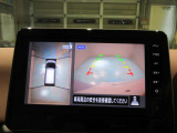 空から見ているような視点でクルマの周囲が確認できるモニター。クルマの真上から見ているかのような映像によって周囲の状況を知ることで駐車を容易に行うための支援技術です
