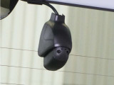 ◆リアにもドライブレコーダーを装備しております◆映像・音声などを記録する自動車用の装置です。もしもの事故の際の記録はもちろん、旅行の際の思い出としてドライブの映像を楽しむことができます。