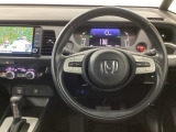 【ハンドル】運転にかかわる様々な操作を安全に行えるように視点移動が少なく操作性に配慮されたスイッチ類が凝縮されたコックピットです。