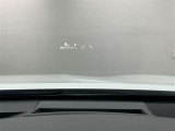 フロントガラスに情報投影するHUD付き。視線移動を最小限に、安全運転を支援します。