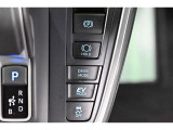 パーキングブレーキは便利な電動式!ボタン一つで操作でき、アクセルを踏めば自動で解除されます、レバーやペダルが無いので運転席廻りもすっきりしますね