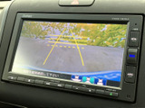 画面に車両後方の映像とガイド線が表示され、駐車時に周囲との距離感をつかむ目安になります。後退時の確認を補助し、車庫入れや駐車場での操作を支えます。