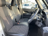 前席はシートの形状にゆとりが感じられ、運転席から前方を見渡しやすいレイアウトです。落ち着いた色合いの室内で、日常の移動も自然体で過ごせそうです。
