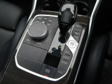 【シフトノブ】BMWの高性能オートマチックは、ATセレクトレバーを左側に倒すことで、通常の「D」から「S」(スポーツ)または「M」(マニュアル)へと切り替えが可能です。。