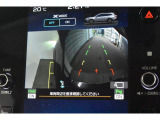 車両後方の映像を車内のディスプレイに表示し、駐車時や後退時の障害物や歩行者の確認を補助します。 広角レンズを採用し、広い範囲を映し出すことができます。