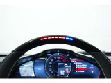 ステアリング上部に備えられたLEDが、エンジンの回転数(RPM)に合わせて順番に点灯し、最適なシフトアップのタイミングをドライバーに視覚で伝えます。