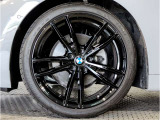 【BMWアロイホイル】軽量かつ強度に拘ったアロイホイル。走行性能ポテンシャルを引き出す設計。車の足元を引き締めてくれる大きなポイントはアロイホイルです。