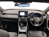 シンプルながら機能性あふれる運転席廻りです。視界性もよく、運転しやすいですよ。