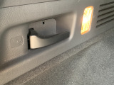 こちらのレバーを引くことで荷室側から席を倒すことが出来ます!