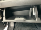 【グローブボックス】収納スペースが沢山あるので車内が散らからずに助かります。ちょっとした物を入れるのにいいですね♪