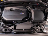 【BMWエンジン】革新的なガソリン・エンジン・テクノロジーによる高性能かつ高効率。レスポンスの良いパワーを発揮。常にスムーズな吸気を実現しアクセル開度にダイレクトに反応しドライビングを楽しく演出。