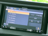 ラジオの周波数や登録局が一覧で表示され、聴きたい局を画面上で確認しやすい仕様です。選局や切り替えの項目もまとまっており、通勤やお出かけの時間を好みの音声とともに過ごせます。