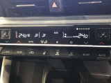 運転席、助手席別々に温度設定ができるデュアルエアコン装備です。男性が暑いと感じても、女性は寒いと感じる、そんな時の車内温度を別々に調節できるので、ストレスなくドライブをお楽しみいただけます。