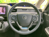 手元で扱えるスイッチを備えたステアリングで、運転姿勢を保ちながら各種操作を行いやすい仕様です。メーターも前方に見渡せる配置となっており、運転時の確認や操作をスムーズに支えます。