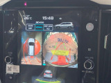 【マルチテレインモニター】車のフロントやサイドのカメラ画像を同時にモニター表示することで、悪路や狭い道を走行時でも周囲の状況確認ができ安心!本格SUVにうれしい装備です♪