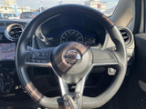 手元にスイッチが配置され、運転姿勢を保ちながら必要な操作を行いやすい仕様です。メーターやナビ画面も視界に入り、日常の運転を快適にサポートします。