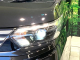 【LEDヘッドライト】悪天候や夜間走行時も良好な視界を確保し安心して運転できる高輝度LEDヘッドライトを装備!点灯速度が早く、消費電力も抑えられています。