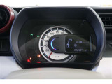 ステアリング越しに確認しやすいシンプルデザインのメーターです。昼間の明るい時でも見やすく、確認しやすいですよ。