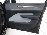 運転席ドアの全景です。キャビンを彩るすべてのものに、機能を形にした美しさが備わっています。