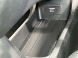 置き場に困るボックスティッシュもすっきり収納できます!HDMI端子に専用ケーブルを差し込むとナビで動画を楽しめます★