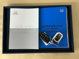 メンテナンスノート【点検整備記録簿・保証書】、取説も揃ってます。スマートキーはバッグなどにしまったままボタン操作でエンジン始動・停止やハイブリッドシステムの起動や停止ができて大変便利です