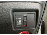 【パワースライドドア】助手席側がパワースライドドアになっており、運転席のスイッチやスマートキーでも開閉が可能です!開口部も広いので乗り降りも楽々♪