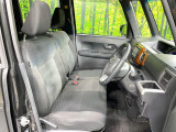 運転席まわりには十分なスペースがあり、大柄な方でもゆったり運転していただける環境です。