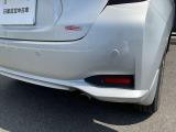 アクセルをブレーキと間違えて踏み込んでしまったときにブザーで警告。さらに障害物への衝突防止や過度の加速の防止を支援します。前進時にも後退時にも衝突回避をアシストします。