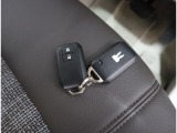 リモコンキーを取り出さなくてもエンジンのON/OFFやドアの開錠・施錠がスイッチ一つで行えるスマートキーです♪