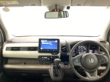 広くすっきりとした視界。狭い道への右左折やバック駐車の際にも、周囲の状況をしっかりとつかめるので安心です。