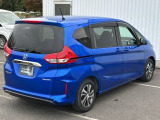 コンビネーションランプを高い位置に配置、後続車に見やすいデザインで安全にも配慮。