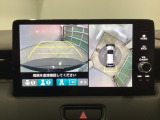 バックギアに入れますとご覧のような画像に自動的に切り替わります。車庫入れ時に役立ちます。