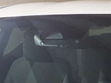 衝突被害軽減ブレーキ付!画像内のセンサーで前方の車両を検知し、衝突の回避や衝突被害の軽減をサポートしてくれます。