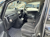 前席は視界が広く、運転席から周囲を確認しやすい配置です。シートにはゆとりがあり、助手席との間にもスペースを確保。乗り降りしやすい開口部で、日々の利用にも心強い室内です。