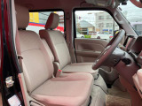 ゆったり座り心地の良い運転席シート、状態も良好です!!!センターアームレストも付いています。