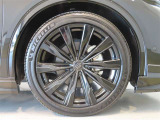純正のアルミホイール装着車です。タイヤサイズは235/45R21です。