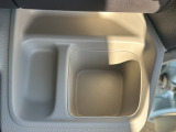 運転席右側の手の届きやすい位置にドリンクホルダーがあります。