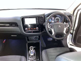 運転席周りのレイアウトをご覧ください。ナビゲーションが綺麗に装着されすっきり収まってますね!