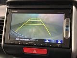 リバースギアに入れるだけで後方の表示へ切り替わります。夜間や雨の日の駐車も楽になりますよ。