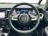 ステアリングにはオーディオ操作とホンダセンシングのボタンがついております。指先で操作できるので視線移動少なく安全に操作頂けます。