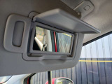運転席サンバイザー裏にはバニティミラーがついております!