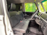 運転席まわりには十分なスペースがあり、大柄な方でもゆったり運転していただける環境です。