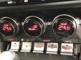 運転席、助手席別々に温度設定ができるデュアルエアコン装備です。男性が暑いと感じても、女性は寒いと感じる、そんな時の車内温度を別々に調節できるので、ストレスなくドライブをお楽しみいただけます。