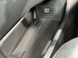 HDMI端子に専用ケーブルを差し込むとナビで動画を楽しめます★