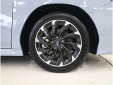 純正17インチアルミホイール装備・タイヤサイズ215/50R17タイヤは2025年製です。