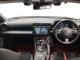 シンプルながら機能性あふれる運転席廻りです。視界性もよく、運転しやすいですよ。