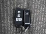 ◆スマートキー◆カギをバッグやポケットに入れたままでもドアロックの開閉ができる『スマートキー』付き!雨天や暗くなってもカギを取り出す必要がなくドアの開錠&エンジンも始動できます