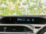 速度やシフト位置などの情報が前方の画面にまとめて表示され、運転中も視線移動を抑えて確認しやすい配置です。必要な情報をひと目で把握しやすく、日常の運転を支えます。