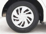 ◆純正ホイール装着車◆シンプルなデザインのホイールキャップ付きです。