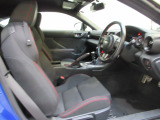 運転席は大きな座面と包み込むような背もたれが身体全体を支えます。上質なシートを採用し長時間の運転やコーナーの多い道も快適です。座った時の頭上スペースも余裕たっぷりで、ロングドライブもラクラクです。